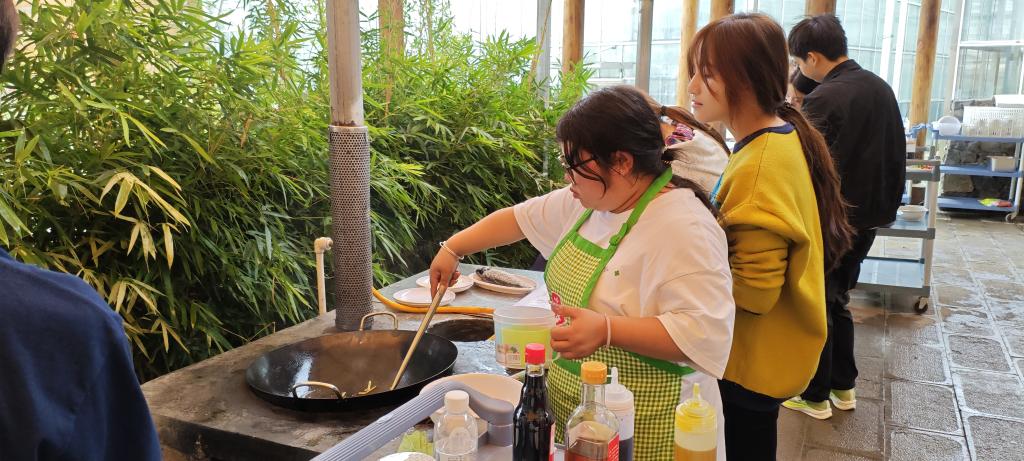 黔茶之旅   谱写实践新篇——遵义职业技术学院经济管理系2024级新生赴黔茶产业学院开展专业认知和劳动实践